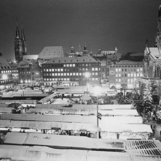 ( Bild: Stadtarchiv A54 Lv 120 D 18 / Stadtarchiv A54 Lv 120 D 18 / Stadt Nürnberg ) 1969: Blick auf den Markt und die wieder aufgebaute Stadt.