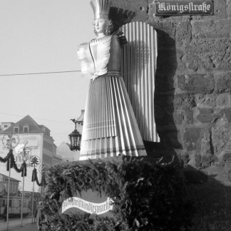 ( Bild: Stadtarchiv A39 I 596 D / Stadtarchiv A39 I 596 D / Stadt Nürnberg ) 1955: Ein großer Rauschgeldengel am Nassauer Haus wirbt für den Markt.