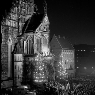 ( Bild: Stadtarchiv A39 I 626 D / Stadtarchiv A39 I 626 D / Stadt Nürnberg ) 1955: Die festliche Eröffnung von der Empore der Frauenkirche aus.