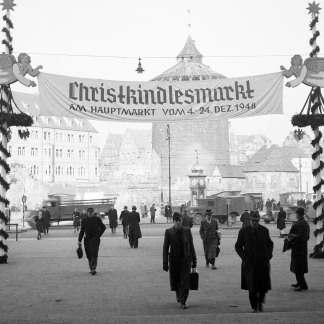 ( Bild: Stadtarchiv A39 I 149 D / Stadtarchiv A39 I 149 D / Stadt Nürnberg ) 1948: Am Bahnhofsplatz hängt ein Banner, der für den Markt wirbt.