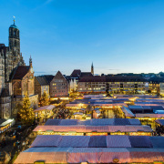 Blick auf die Dächer des Nürnberger Christkindlesmarkts