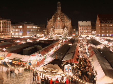 Foto vom Nürnberger Christ·kindles·markt in der Nacht.