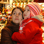 Frau mit Kind bei der Eröffnung des Christkindlesmarkt.
