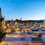Blick vom Rathaus über den Nürnberger Christkindlesmarkt. 
