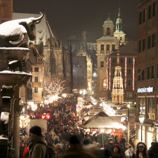 ( Bild: Uli Kowatsch / CTZ Nürnberg ) Blick von der Fleischbrücke über den Markt zum Burgberg.