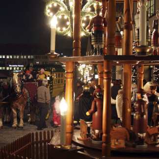 ( Bild: Uli Kowatsch / CTZ Nürnberg ) Weihnachtspyramide und Kutsche gehören auch zum Christkindlesma