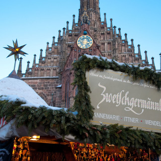 ( Bild: Christine Dierenbach / Stadt Nürnberg ) Zwetschgenmännla Stand auf dem Christkindlesmarkt.