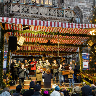 ( Bild: Uwe Niklas / CTZ Nürnberg ) Programm auf der Bühne vor der Frauenkirche.