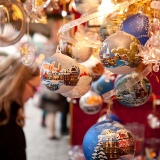 ( Bild: Christine Dierenbach / Stadt Nürnberg ) Weihnachtsschmuck ist ein Must-have auf dem Christkindlesmarkt