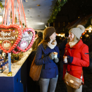 ( Bild: Uwe Niklas / CTZ Nürnberg ) Der Christkindlesmarkt ist ein guter Ort, um Freunde zu treffen.