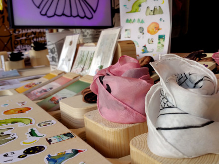 Foto von einem Stand bei einem Markt. Bei dem Stand gibt es verschiedene Sachen., Bild © Ohne Bildnachweis