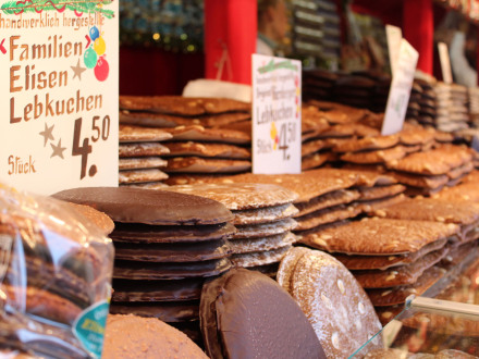 Foto von einem Stand mit Lebkuchen.