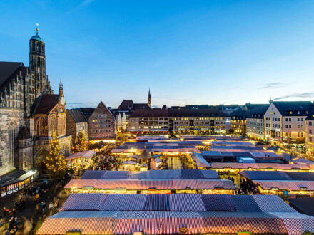 Foto vom Nürnberger Christ·kindles·markt von oben.