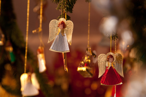 Christbaumschmuck-Engel in einer Bude auf dem Nürnberger Christkindlesmarkt.