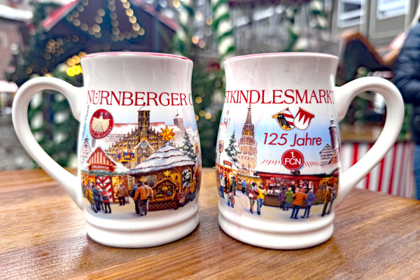 Glühweintasse 2025 beim Nürnberger Christkindlesmarkt. Dieses Jahr ziert der Club die Tasse.