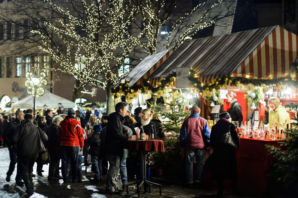 Stand der „Original Regional“-Buden der Europäischen Metropolregion Nürnberg an der Sebalduskirche