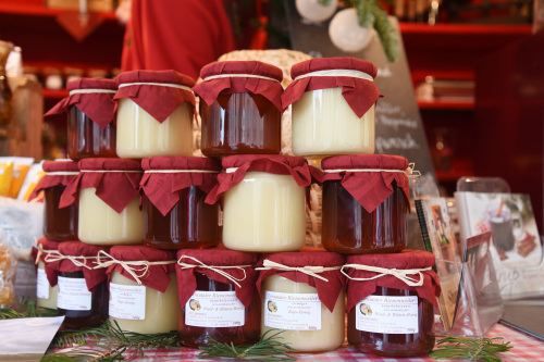 Am Stand von Original Regional werden Honiggläser angeboten.