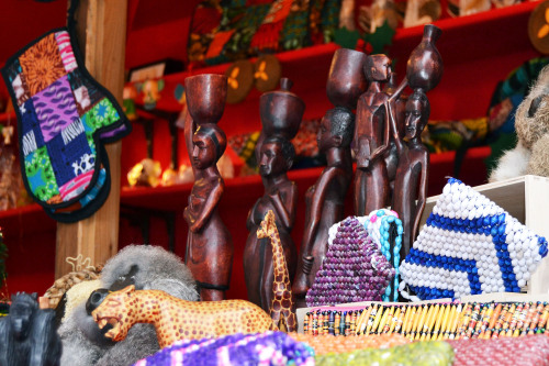 Stand mit Geschenken auf dem Markt der Partnerstädte