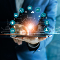 Symbolbild für IT-Infrastruktur.: Ein Mann hält ein Tablet in der Hand, darüber Symbole für digitale Anwendungen.