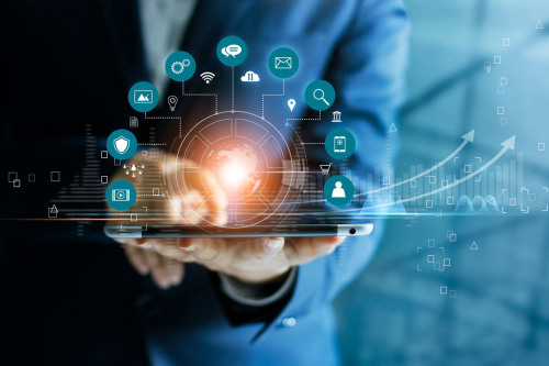 Symbolbild für IT-Infrastruktur: Ein Mann hält ein Tablet in der Hand, darüber Symbole für digitale Anwendungen.