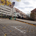 Markierte und beschilderte Abstellfläche für E-Scooter in der Theresienstraße.