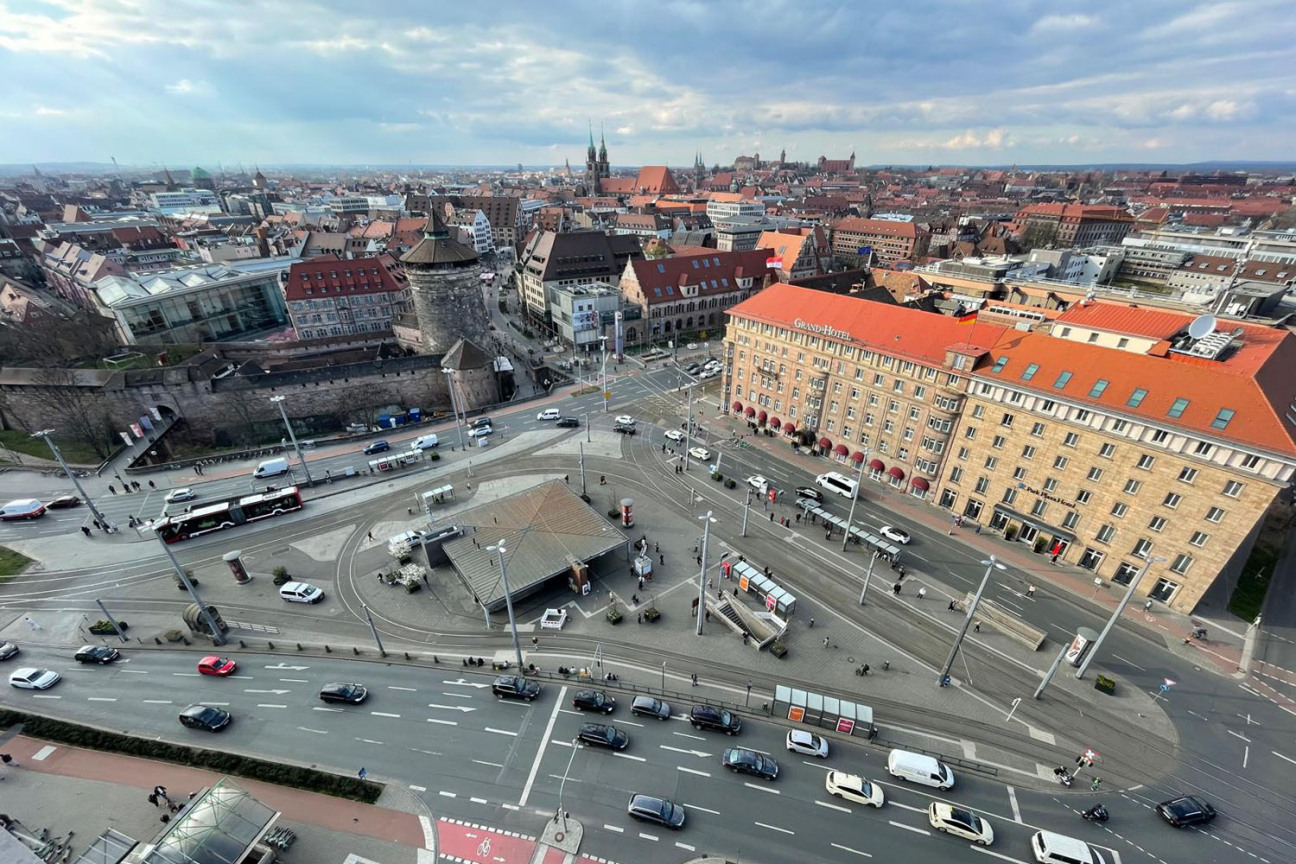 Die Haltestellen für Tram, Busse und und U-Bahn am Nürnberger Hauptbahnhof aus der Vogelperspektive gesehen., Bild © Christine Dierenbach / Stadt Nürnberg