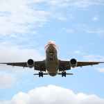 Ein in die Luft aufsteigendes Flugzeug