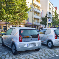 Zwei Carsharing-Fahrzeuge am Mobilpunkt Rennweg