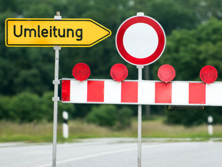 Foto von einer Straßen·sperre mit einem Schild. Auf dem Schild steht: Umleitung., Bild © benjaminnolte - stock.adobe.com