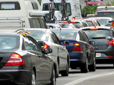 Foto von vielen Autos auf einer Straße in der Stadt.