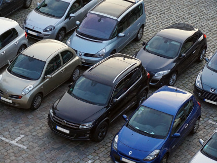 Foto von parkenden Autos., Bild © pixabay