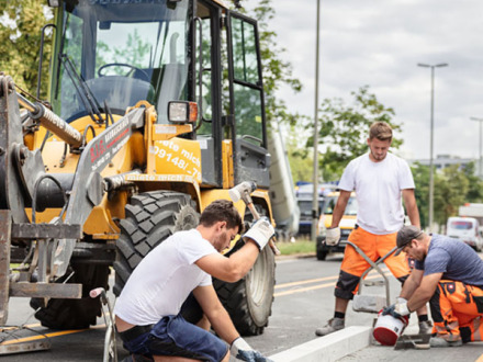 Foto von einer Bau·stelle. Die Bau·arbeiter machen die Straße neu., Bild © Christian Hertlein