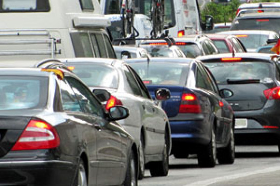 Foto von vielen Autos auf einer Straße in der Stadt.