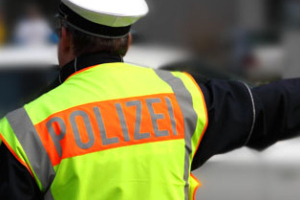 Ein Verkehrspolizist regelt den Verkehr.