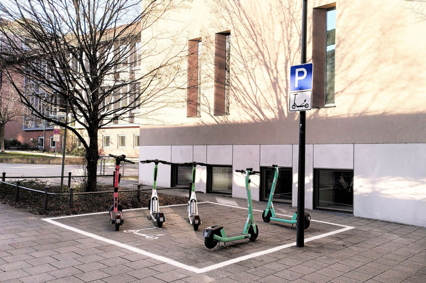Bild © Verkehrsplanungsamt . / .Stadt Nürnberg E-Scooter-Sammelparkplatz in der Nonnengartenstraße., Bild © Verkehrsplanungsamt . / .Stadt Nürnberg