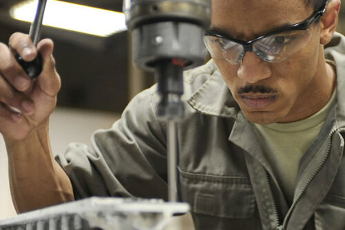 Ein Metallbauer arbeitet an der Fräse © Pixabay