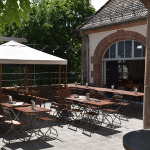 Außenfläche des Marientorzwingers mit Biergarnituren.