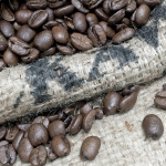 Kaffeebohnen auf einem Kaffee-Sack