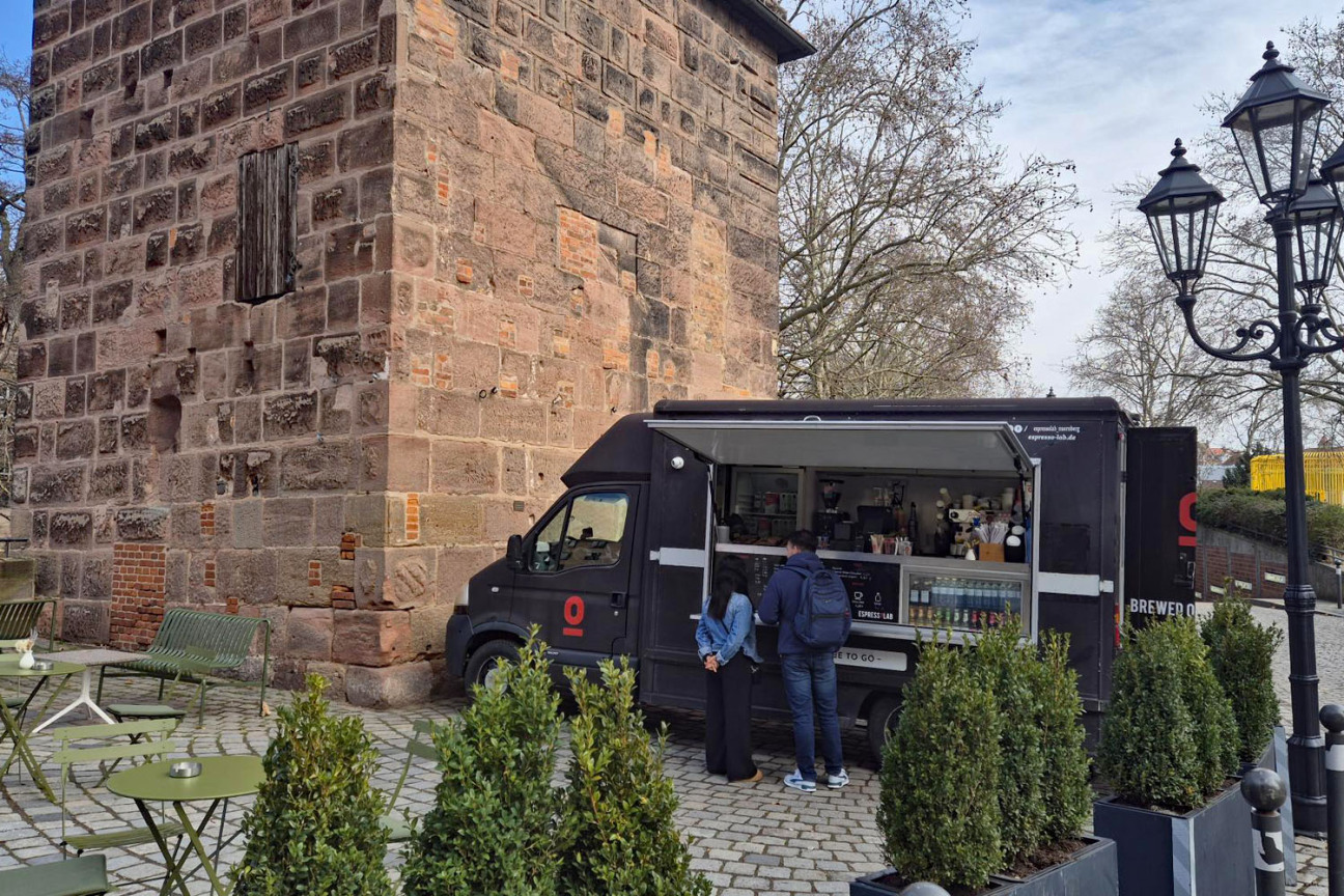 Foodtruck von Espressolab vor dem Heuturm auf der Insel Schütt., Bild © Heike Bauer / Stadt Nürnberg