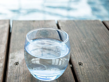 Das Bild zeigt ein Glas mit Trinkwasser.