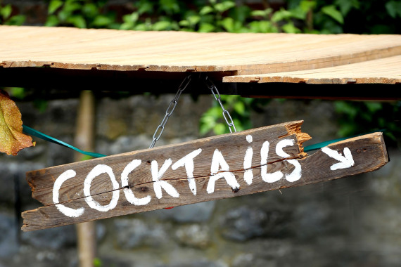 Holzschild, das auf eine Cocktailbar verweist