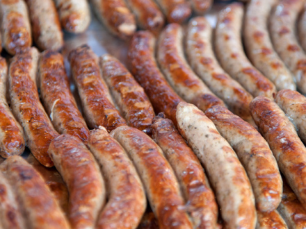Foto von vielen Nürnberger Brat·würsten.