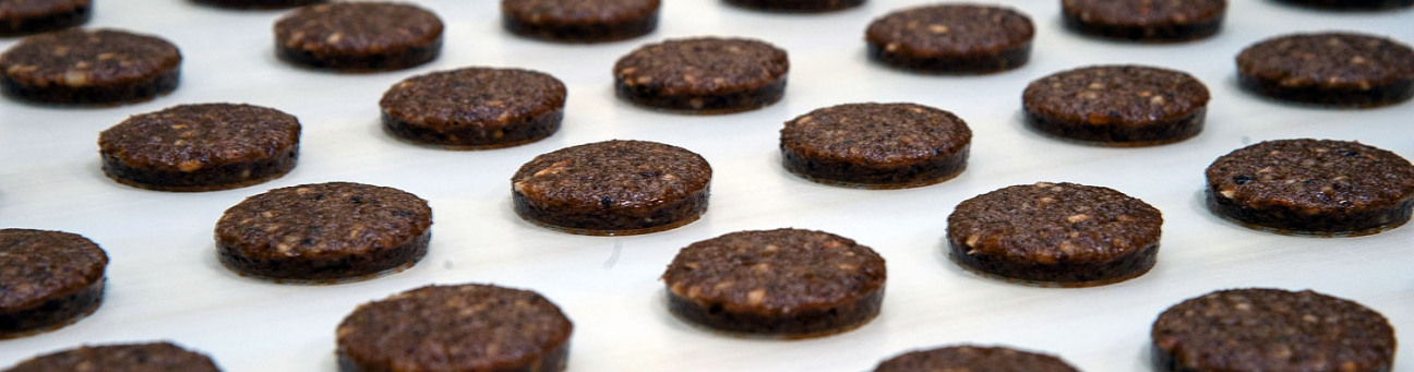 Lebkuchenteiglinge auf einem Fließband.