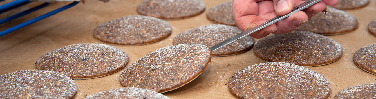 Ein Bäcker überprüft Lebkuchenteiglinge.