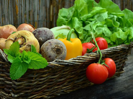 Das Bild zeigt einen Korb mit Gemüse.