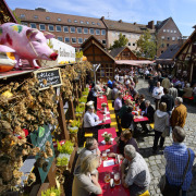Geselliges Zusammensein auf dem Altstadtfest Nürnberg