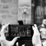 Zuschauerin filmt mit dem Smartphone eine Band beim Bardentreffe