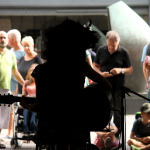Eine Straßenmusikerin in der Karolinenstraße.