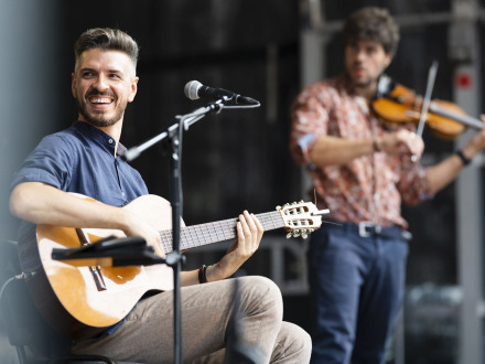 Foto von den Musikern von der Band Domo Emigrantes bei einem Konzert., Bild © Uwe Niklas / Stadt Nürnberg