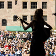 Musikerin vor Publikum am Sebalder Platz.